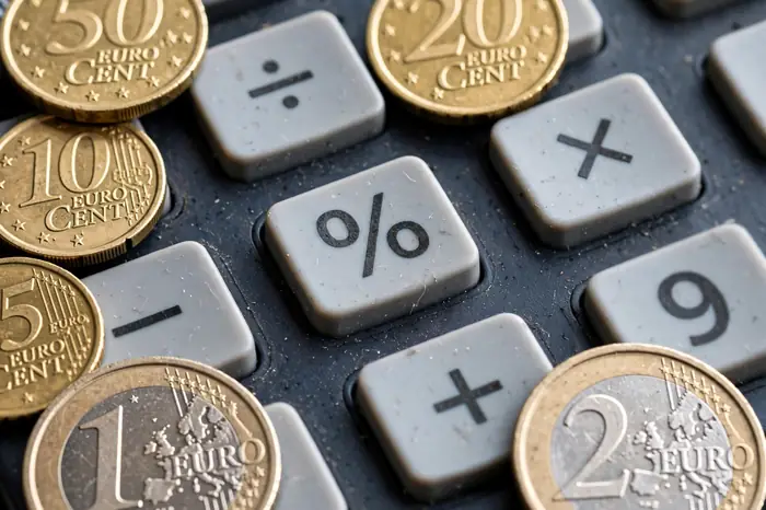 Tasto percentuale della calcolatrice e monete in euro con la calcolatrice percentuale