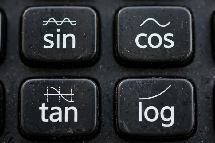 Primo piano dei tasti sin cos tan log di una calcolatrice scientifica