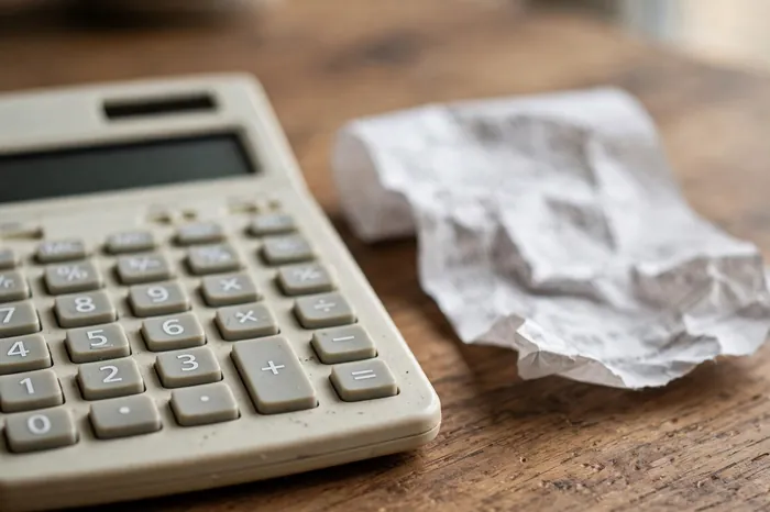 Calculadora junto a un ticket de compra para usar la calculadora iva