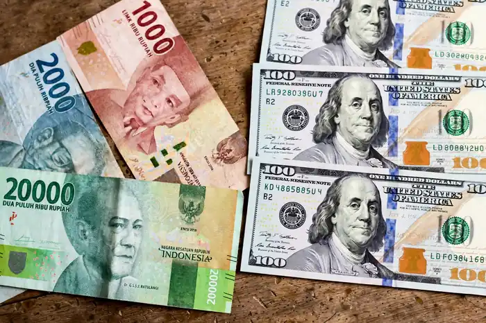 Rupiah dan dolar AS berdampingan — pahami kurs dengan dollar ke rupiah kalkulator