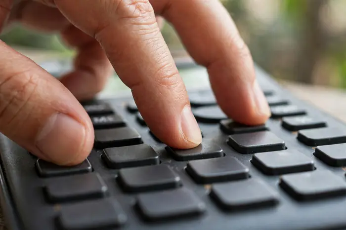 So sánh máy tính cầm tay chính hãng và hàng giả trên bàn học